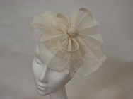 Sombreros normales blancos de las señoras Fascinator del día con el botón cubierto, venda plástica