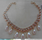 El collar hecho a mano de la perla natural con forma de encargo cortó la piedra preciosa