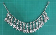 El collar hecho a mano de la aleación del diamante artificial de las mujeres de plata y claras para las muchachas se viste