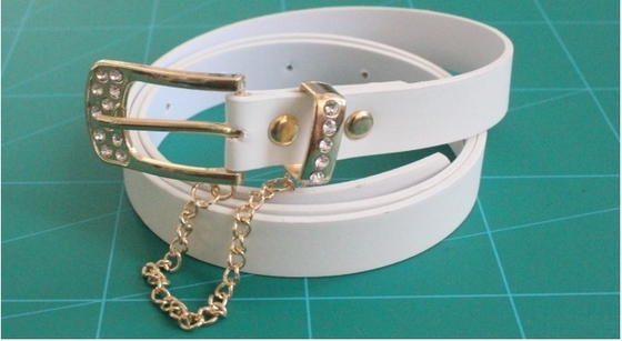 Correas del paño del blanco de vestido para las mujeres, la hebilla del oro con el diamante artificial y la cadena del oro