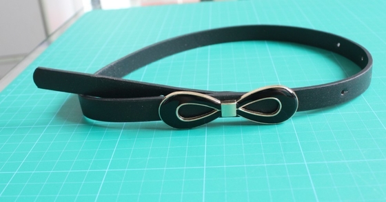 Las correas del paño para la correa de la PU de la mujer con negro y oro del arco abrochan, los 2cm