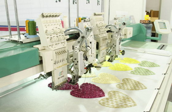 El vestido de la ropa automatizó las máquinas del bordado del plano que arrollaban con el dispositivo de la lentejuela