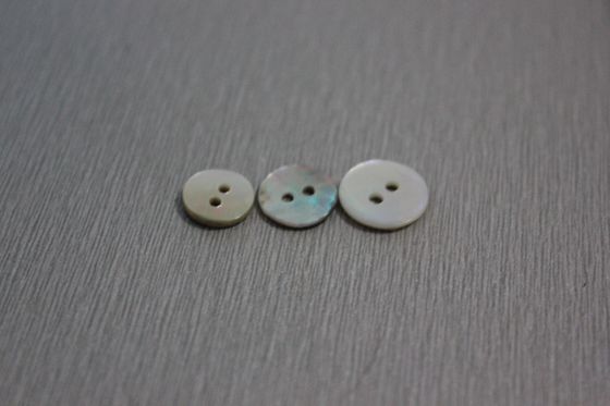 La ropa de encargo de Shell de las camisas de vestir universales del blanco abotona el agujero 2 para los hombres/las mujeres