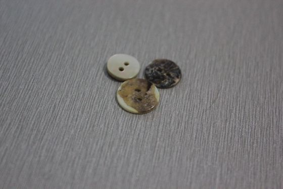 La ropa de encargo de Shell de las camisas de vestir universales del blanco abotona el agujero 2 para los hombres/las mujeres