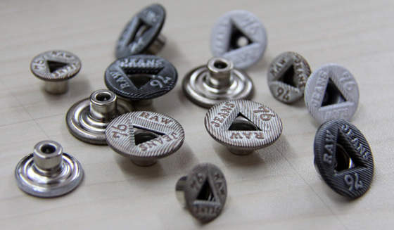 Botones de encargo rápidos/de costuras de la ropa pintados en metal de arma/plata brillante