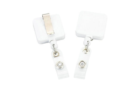 La insignia retractable negra, modificada para requisitos particulares de la identificación del cuadrado del color tarjeta aspa/de crédito, yoyo 30222 del llavero