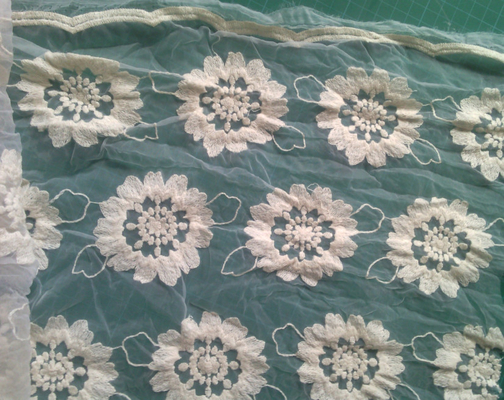 La organza pura del algodón bordó la ropa Eco de la tela del cordón de la flor amistoso