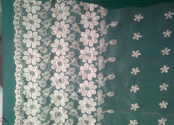 Casarse la tela bordada del cordón de la flor