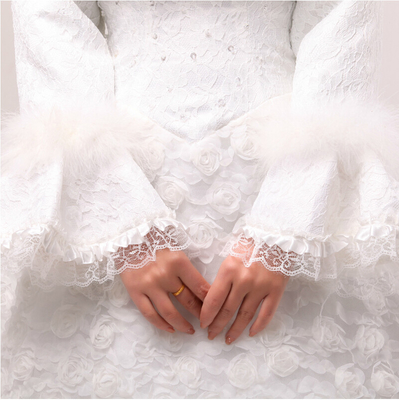 El cordón del tren de la capilla bordó los vestidos de boda blancos del algodón con hecho a mano subió