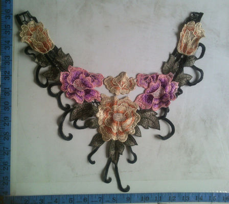El adorno colorido de la ropa del cuello de la flor de 14 pulgadas bordó delicado