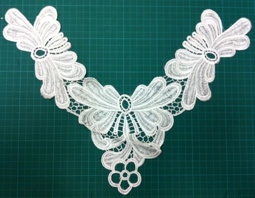 Adorno blanco de la ropa del modelo de mariposa/cuello del algodón del bordado de la muchacha