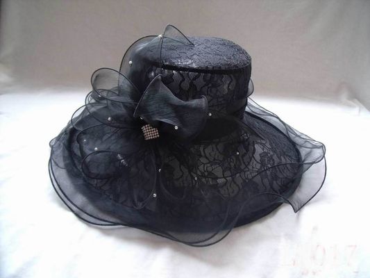 Sombrero negro de la organza de la iglesia de las señoras con la tela del cordón, hebilla de la perla para el partido, ocasión especial