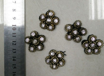 Cuello de la gota de los ajustes de las flores de la perla del metal pequeño para la decoración de la ropa