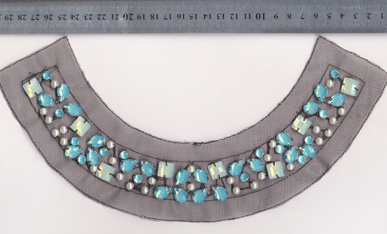 Gotas elegantes que arreglan la perla moldeada hecha a mano de los cristales de la joyería de la ropa