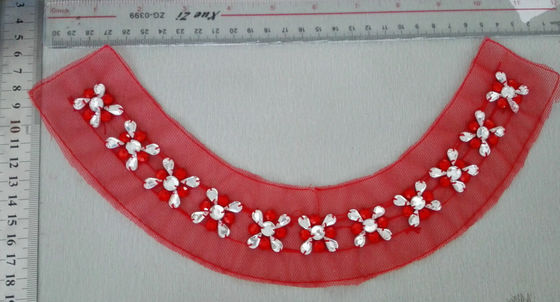 La flor roja amistosa de Eco goteó hecho a mano del collar del cuello modificado para requisitos particulares