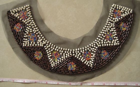 El cuello de madera y plástico de la gota para las mujeres decorativas se viste/ropa