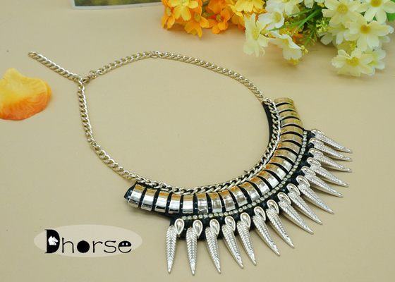 Collar goteado declaración maciza decorativa del cuello del oro para el traje de las señoras