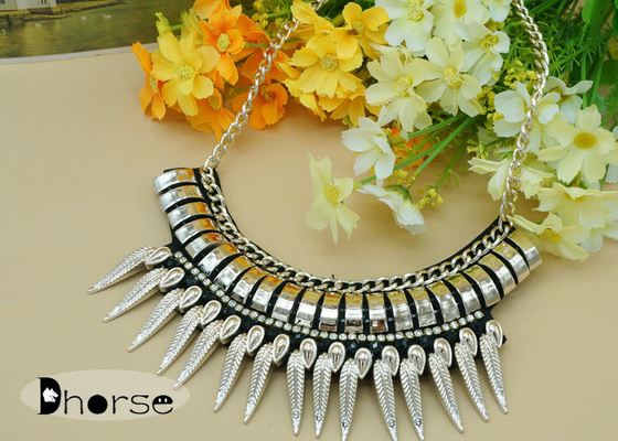 Collar goteado declaración maciza decorativa del cuello del oro para el traje de las señoras