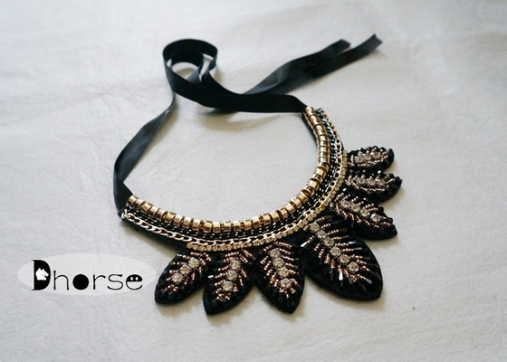 El diamante artificial desmontable hecho a mano de Bling goteó el collar del cuello, forma de hoja