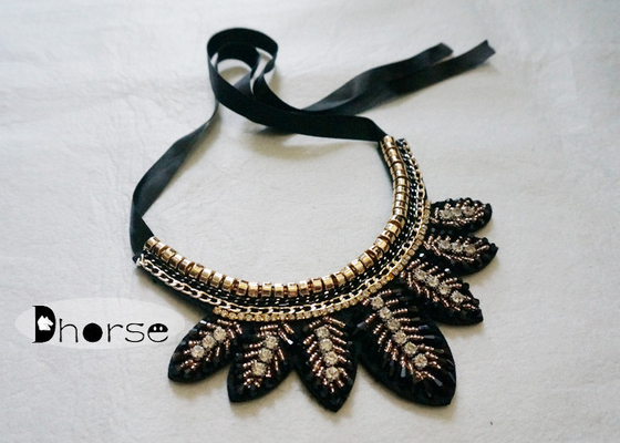 El diamante artificial desmontable hecho a mano de Bling goteó el collar del cuello, forma de hoja