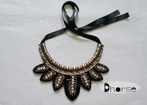 El diamante artificial desmontable hecho a mano de Bling goteó el collar del cuello, forma de hoja