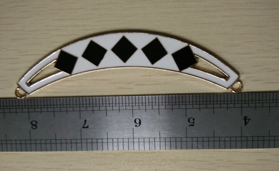 Medio negro oval de encargo del collar del cuello del metal de la forma en blanco