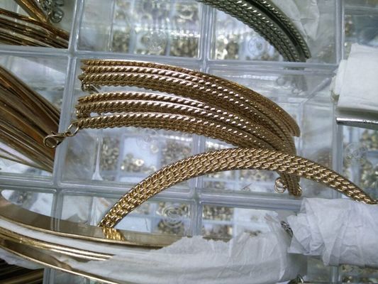 Alee el ajuste a medias oval del metal respetuoso del medio ambiente con oro de las flores de la irregularidad
