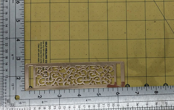 La barra de metal de la ropa y de la correa metal el modelo decorativo recto del ajuste