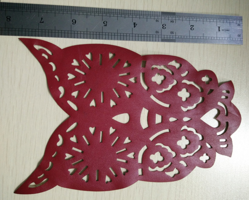 Cabeza roja del león a medias alrededor de las transferencias del diamante artificial para la ropa