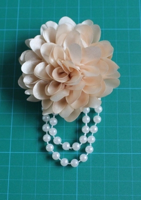 Ramillete en la flor blanca, ramilletes de la flor de la tela de la perla con la gasa artificial
