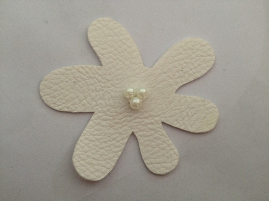 Ramillete blanco de la flor artificial de la ropa elástico con 3D/las gotas modificados para requisitos particulares