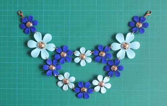 Florezca el collar hecho a mano material del ABS con los clips de la langosta del oro, azul marino y azul claro