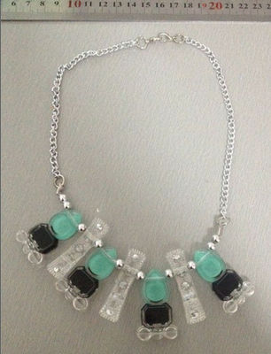 Negro azul y claro del collar hecho a mano del ABS y de la aleación con la cadena del oro
