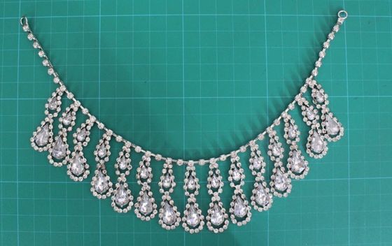 El collar hecho a mano de la aleación del diamante artificial de las mujeres de plata y claras para las muchachas se viste
